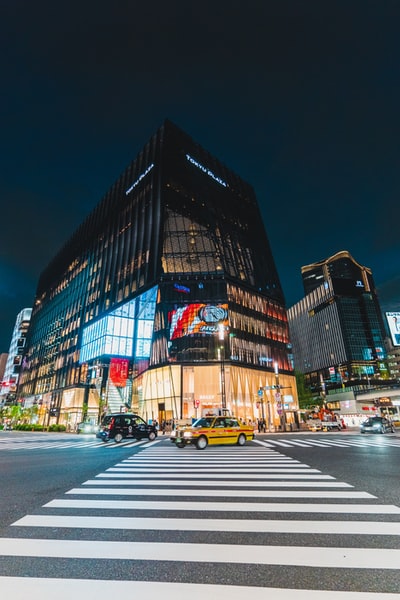 夜间高层建筑附近道路上的车辆